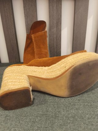 Zuecos de piel con cuña