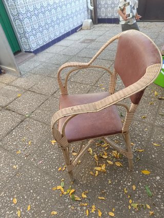 Sillón antiguo de mimbre y cuero