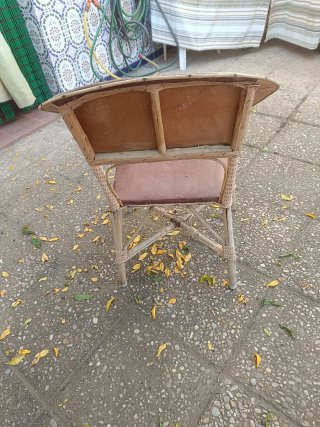 Sillón antiguo de mimbre y cuero