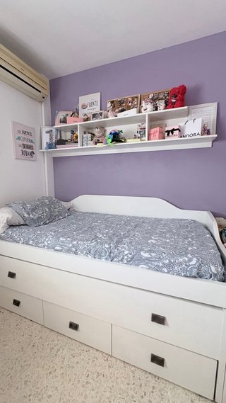 Se vende cama juvenil con cajoneras y estanteria.