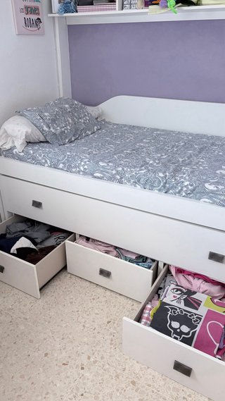 Se vende cama juvenil con cajoneras y estanteria.