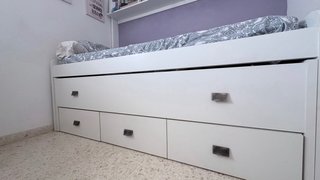 Se vende cama juvenil con cajoneras y estanteria.
