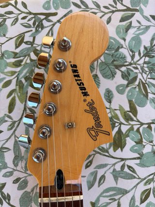 Fender Mustang mejorada con pastillas Gibson P90