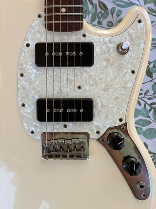 Fender Mustang mejorada con pastillas Gibson P90