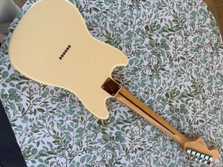 Fender Mustang mejorada con pastillas Gibson P90
