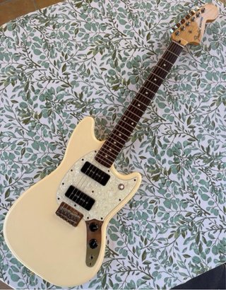 Fender Mustang mejorada con pastillas Gibson P90