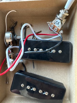 Fender Mustang mejorada con pastillas Gibson P90