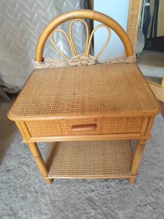 Comodino in vimini con cassetto