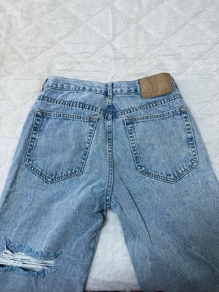 Pantalones vaqueros rotos con bordado