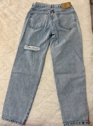 Pantalones vaqueros rotos con bordado