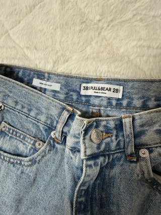Pantalones vaqueros rotos con bordado