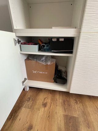 Mueble blanco Ikea con puertas y estante