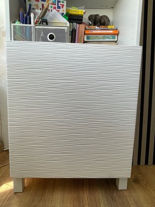 Mueble blanco Ikea con puertas y estante