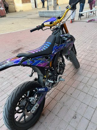Moto Supermotard Negra y Morada
