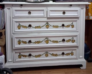 Cómoda de madera blanca con detalles dorados