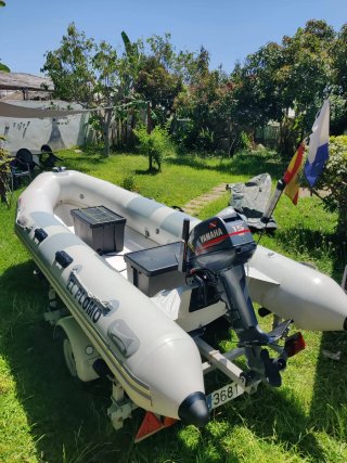 Embarcación Valiant D-380 y remolque