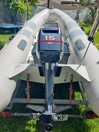 Embarcación Valiant D-380 y remolque