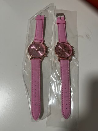 2 Relojes Rosados con Detalles Dorados