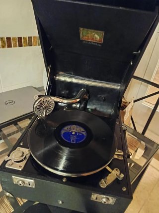 Gramófono Portátil Voz de Su Amo 1920s