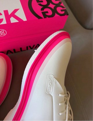 Zapatos de golf G/FORE blancos y rosas