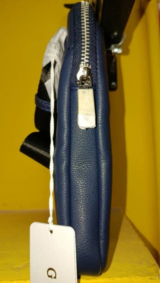 Bandolera Guess original Azul Logo Metálico hombre