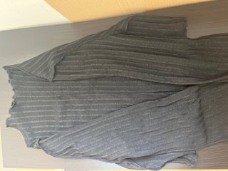 Prendas variadas en talla M para mujer y accesorio