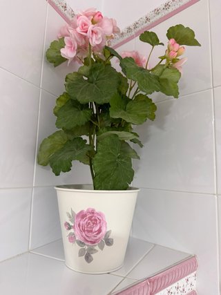 Maceta y base decorativa floral