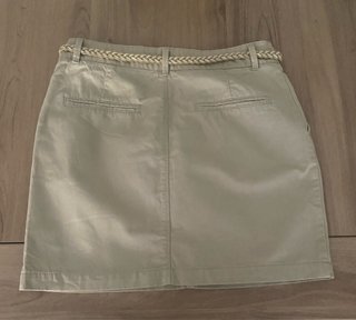 Falda beige con cinturón trenzado