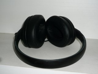 Auriculares negros con cable