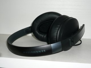 Auriculares negros con cable