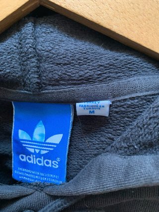 Sudadera Adidas con capucha y estampado
