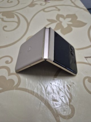Motorola Razr 50 dorado