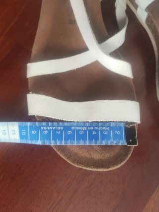 Sandalias blancas de tiras cruzadas
