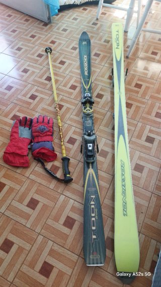 Conjunto de esquí Rossignol y bastones