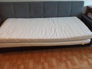 Cama infantil blanca con barrera