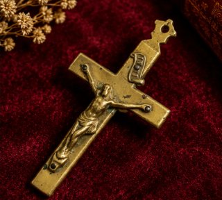 Crucifijo antiguo de bronce con relicario