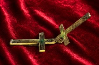 Crucifijo antiguo de bronce con relicario