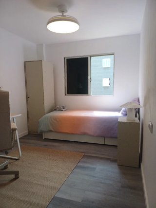Alquilo habitacion en piso compartido.
