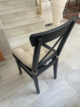 sillas negras de madera maciza de Ikea.