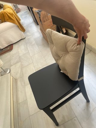 sillas negras de madera maciza de Ikea.