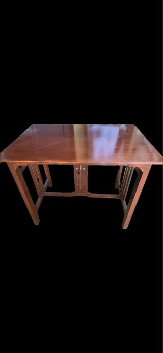 Mesa de madera estilo modernista