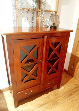 Mueble alacena de madera con puertas de cristal
