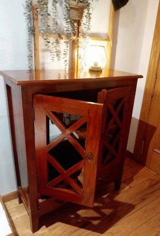 Mueble alacena de madera con puertas de cristal
