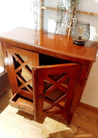 Mueble alacena de madera con puertas de cristal