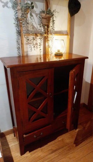 Mueble alacena de madera con puertas de cristal