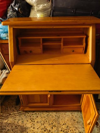Escritorio de madera con cajones