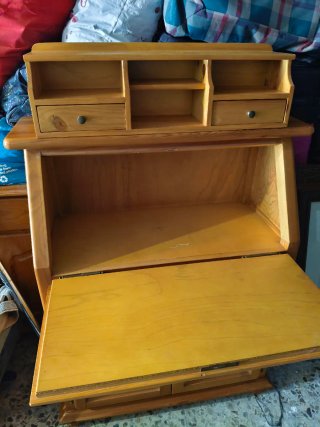 Escritorio de madera con cajones