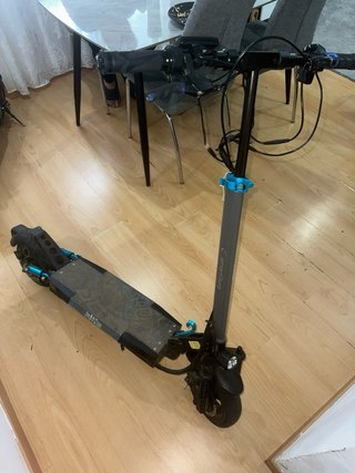 Patinete Eléctrico Azul y Negro