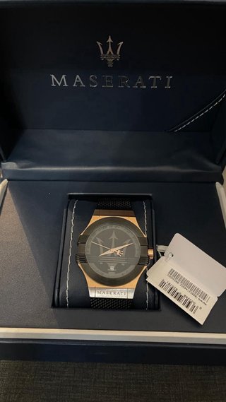 Reloj Maserati Potenza negro y dorado.