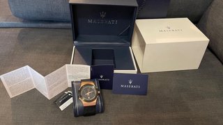 Reloj Maserati Potenza negro y dorado.